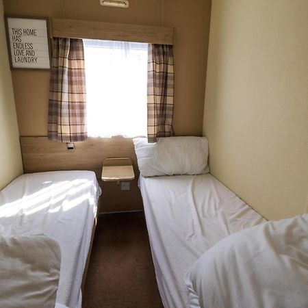 Superb 8 Berth Caravan Near Walton-On-The-Naze In Essex Ref 17175 エクステリア 写真