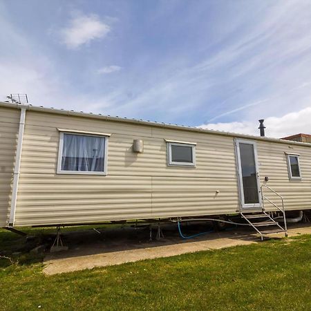Superb 8 Berth Caravan Near Walton-On-The-Naze In Essex Ref 17175 エクステリア 写真