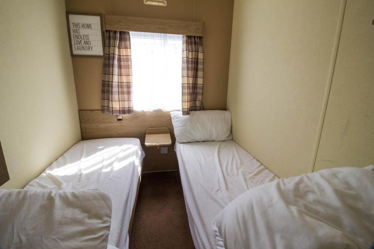 Superb 8 Berth Caravan Near Walton-On-The-Naze In Essex Ref 17175 エクステリア 写真