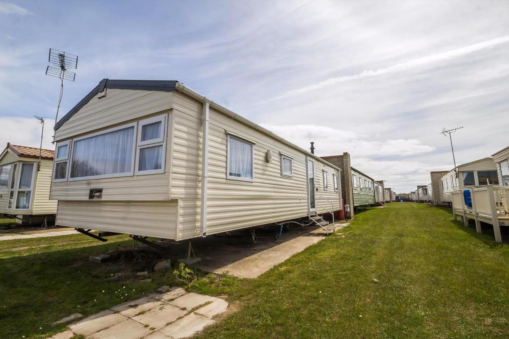 Superb 8 Berth Caravan Near Walton-On-The-Naze In Essex Ref 17175 エクステリア 写真